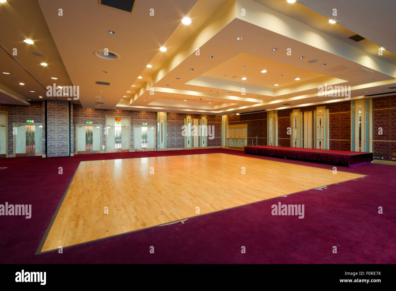 Riesige Halle Interieur mit rotem Teppich und Decke mit Lichtern im Hotel Stockfoto