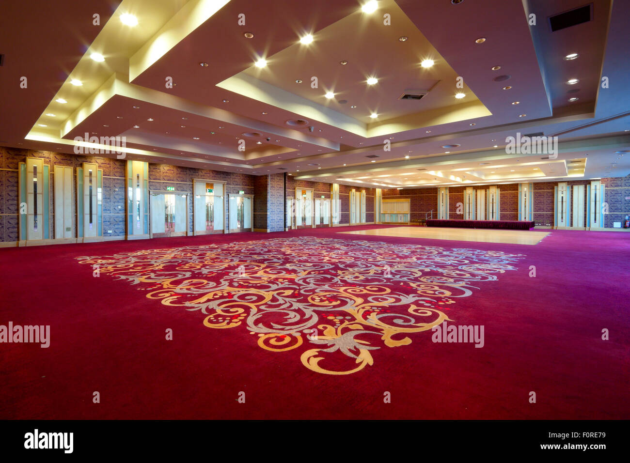 Riesige Halle Interieur mit rotem Teppich und Seiling mit Lichtern im Hotel Stockfoto