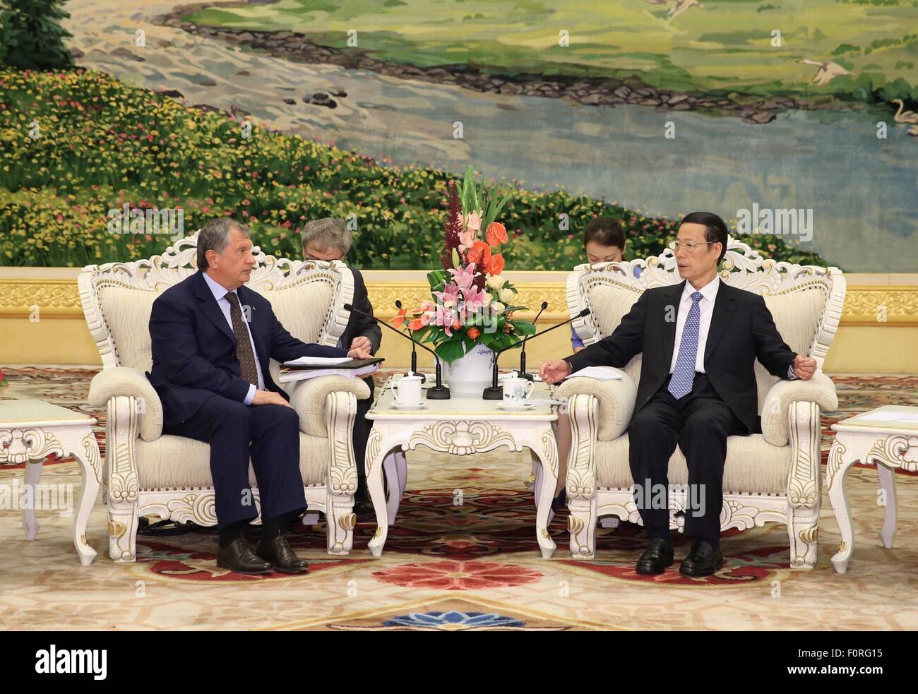 Peking, China. 20. August 2015. Chinesischer Vize-Premier Zhang Gaoli (R, vorne) trifft sich mit Igor Sechin, der Chef des russischen Ölkonzern Rosneft in Peking, Hauptstadt von China, 20. August 2015. © Ma Zhancheng/Xinhua/Alamy Live-Nachrichten Stockfoto