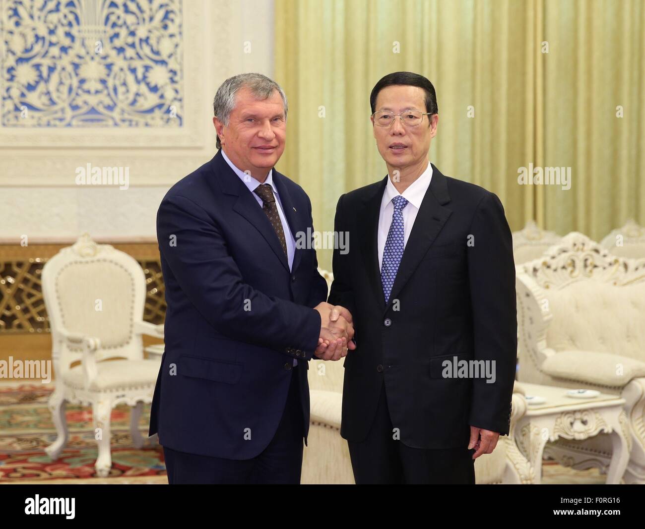 Peking, China. 20. August 2015. Chinese Vice Premier Zhang Gaoli (R) schüttelt Hände mit Igor Sechin, der Chef des russischen Ölkonzern Rosneft in Peking, Hauptstadt von China, 20. August 2015. © Ma Zhancheng/Xinhua/Alamy Live-Nachrichten Stockfoto