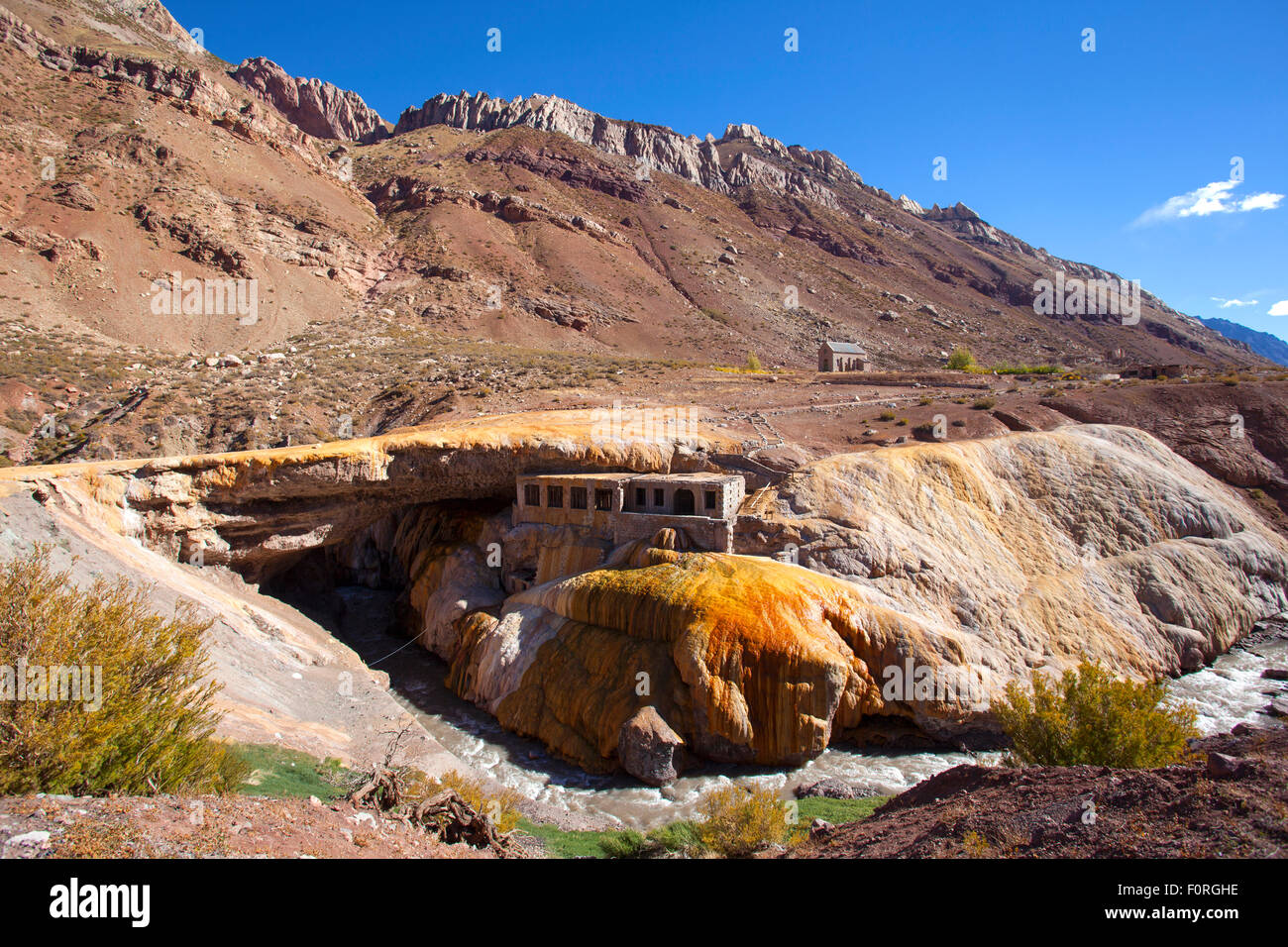 Puente del Inca (Inkas Brücke), in der Nähe von Las Cuevas (Anden). Provinz Mendoza, Argentinien. Stockfoto