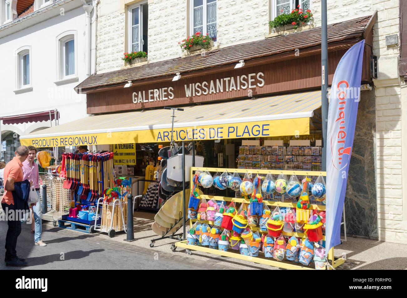 Shop Verkauf regionaler Produkte und Spielzeug für den Strand in der Normandie Stadt von Wissant Stockfoto