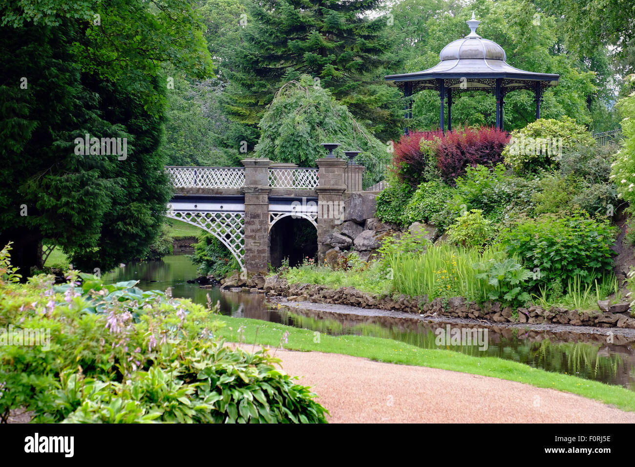 Der Fluss Wye und den Musikpavillon im Pavilion Gardens ein viktorianischer Park und Gärten in Buxton, Derbyshire Stockfoto