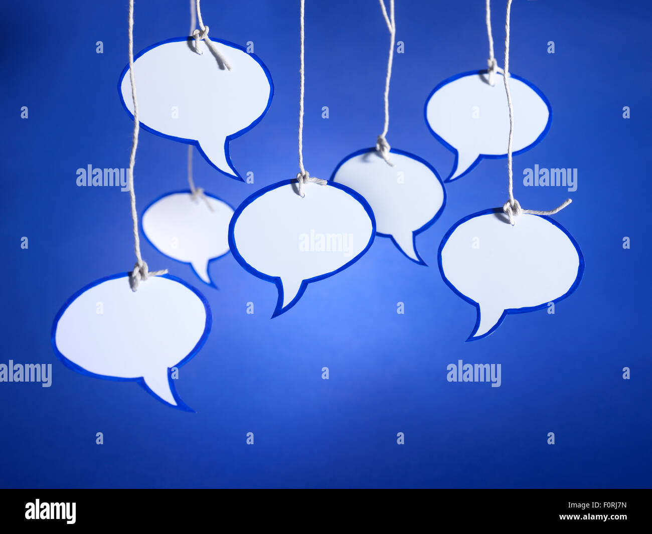 Mehrere Sprechblasen Schneiden von Karte zufällig angeordnet und hängen in den Schuss. Alle sind leer, für textfreiraum Nachrichten sollten Stockfoto