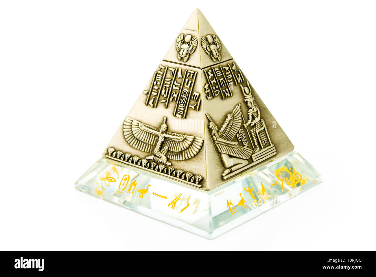Messing-Pyramide-Souvenir isoliert auf weiss Stockfoto