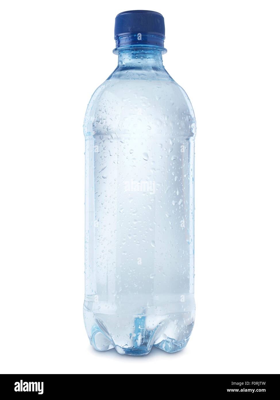 Schuss der Mineralwasserflasche isoliert auf einem weißen Hintergrund mit  einem Beschneidungspfad, Kondensation Blasen zeigen Coldne abgedeckt  Stockfotografie - Alamy