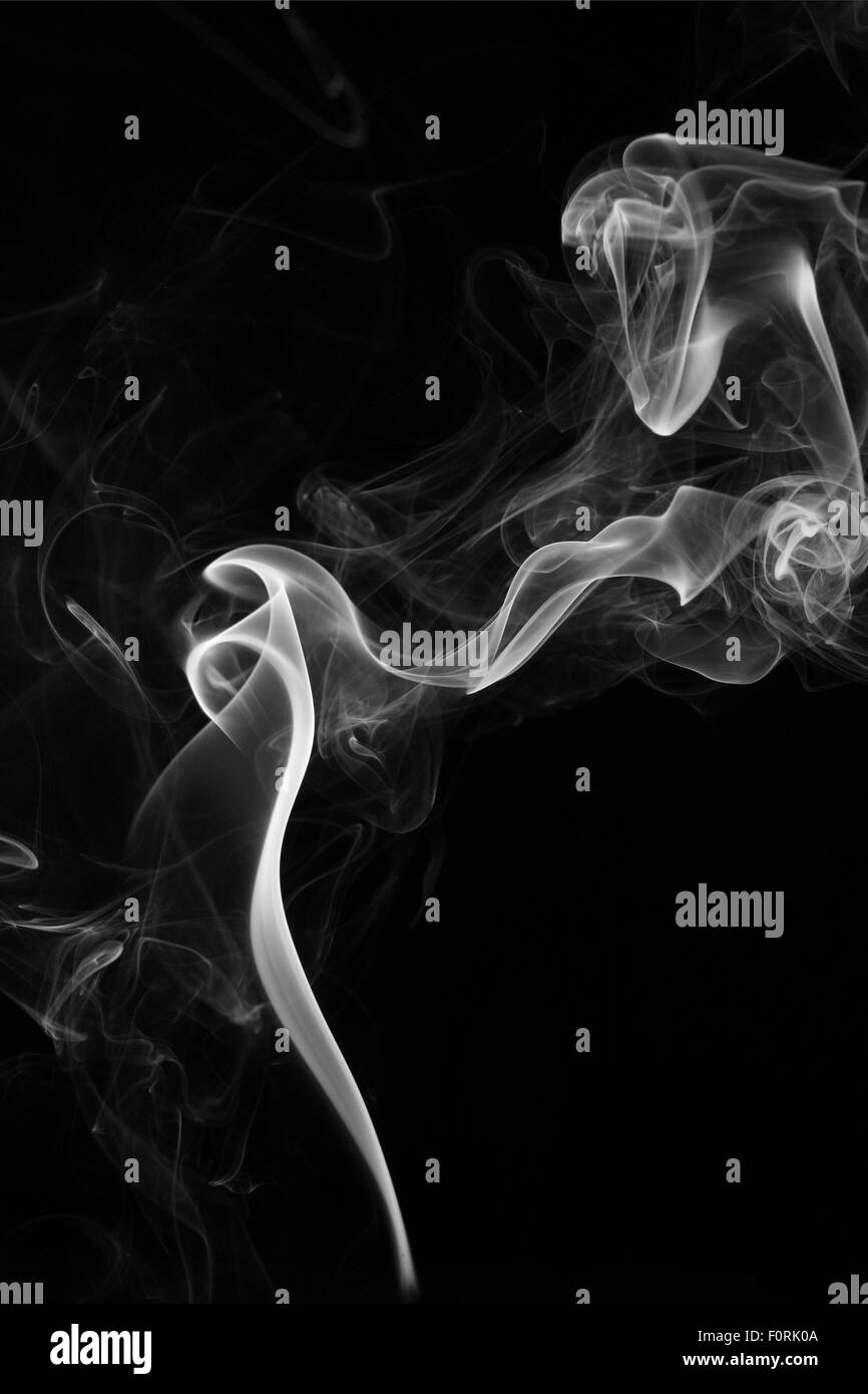 Rauch steigt auf schwarzem Hintergrund Stockfoto