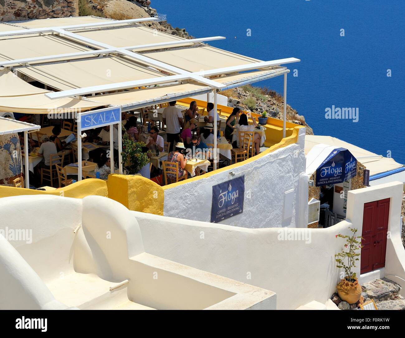 Menschen Essen im Restaurant Skala mit einem Caldera Meer anzeigen Oia Santorini Griechenland Stockfoto