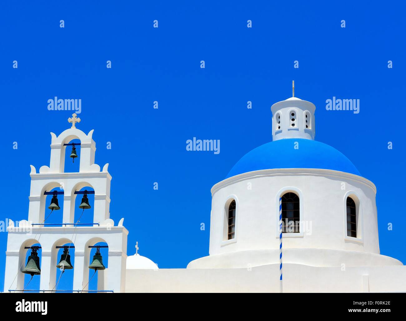 Blaue Kuppel und Glockenturm Turm der griechischen Kirche Panagia Platsani, Oia, Santorini, Griechenland Stockfoto