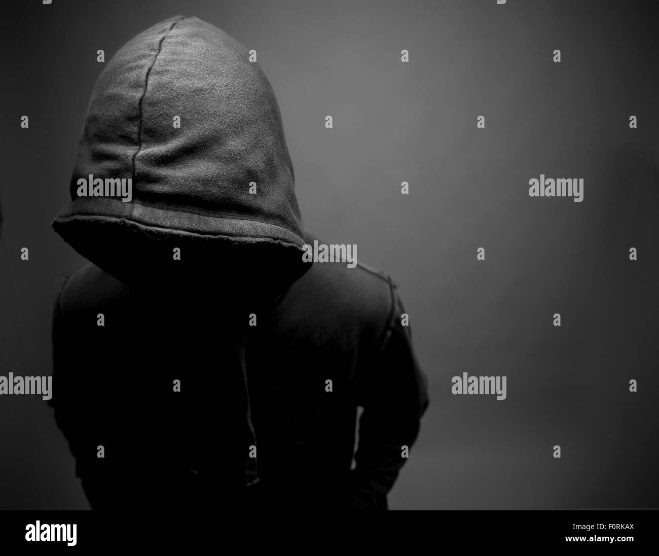 Schuss der Jugend trug Kapuzen-Top in schwarz und weiß, Offset textfreiraum ermöglichen Stockfoto