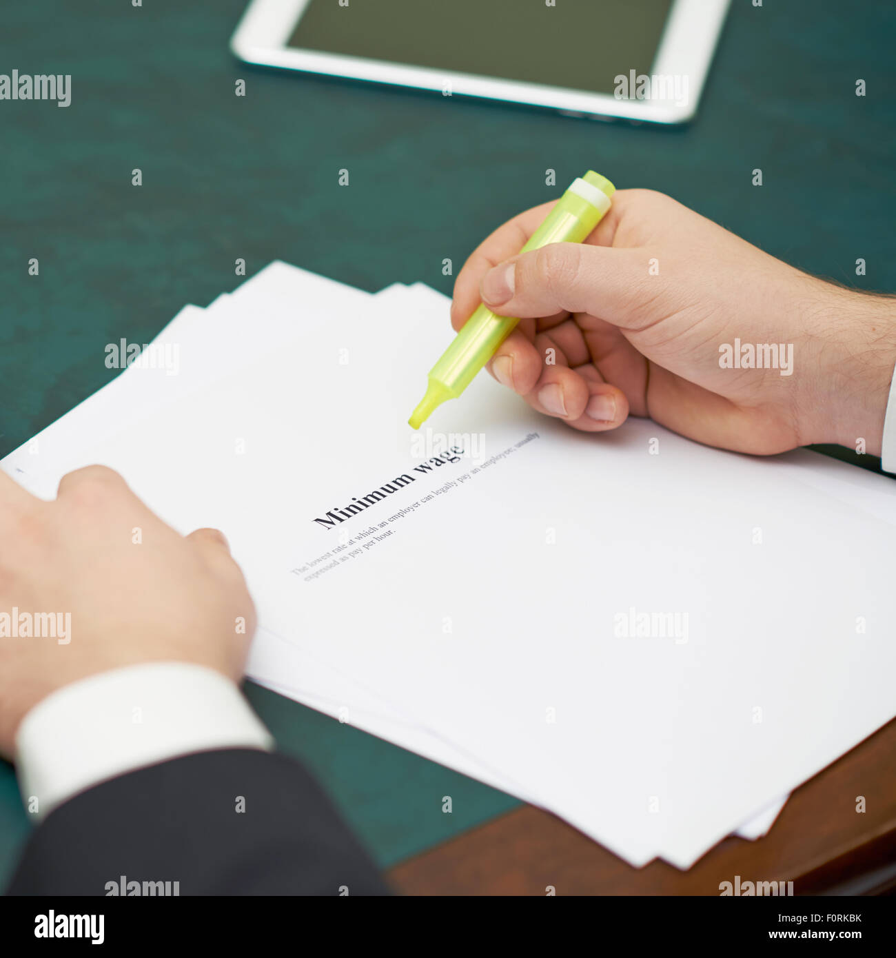 Markieren von Wörtern in der Definition eines Mindestlohns Stockfoto