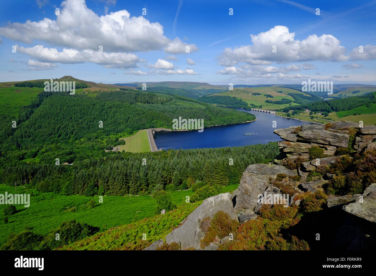 Ladybower Reservoir in Derbyshire Peak District von Bamford Edge gesehen. Win Hill auf der linken Seite von Bild Stockfoto