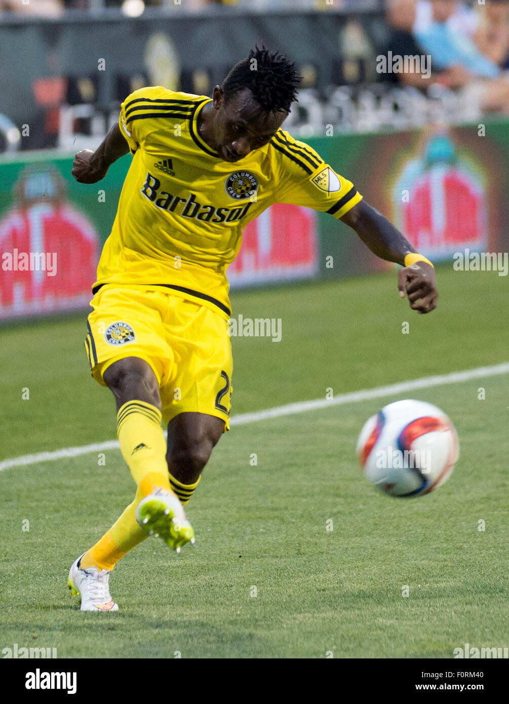 Columbus, Ohio, USA. 19. August 2015. Columbus Crew Verteidiger Harrison Afful (25) überquert den Ball während eines Spiels der regulären Saison zwischen Columbus Crew SC und New York City FC Mapfre-Stadion in Columbus, OH. Brent Clark/Alamy Live-Nachrichten Stockfoto