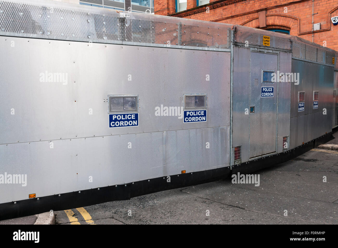 Mobile metall Polizei cordon Bausteine einer Straße Stockfoto
