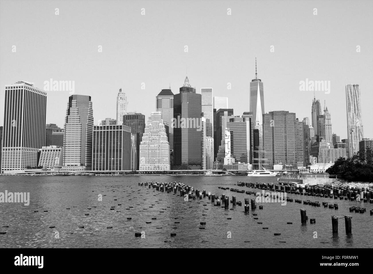 Lower Manhattan Skyline entlang des East River. Stockfoto