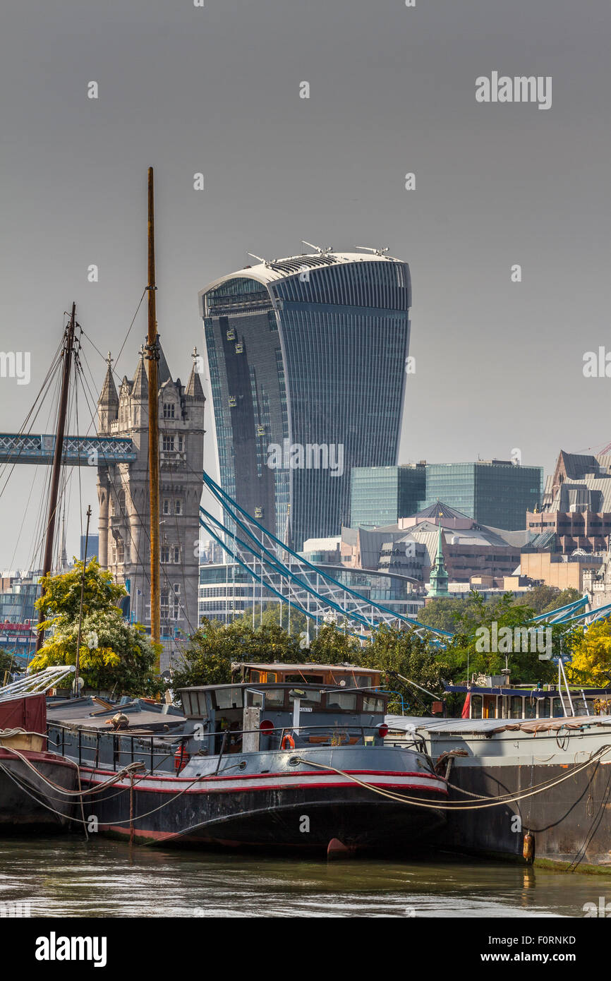 Ein Lastkahn auf der Themse mit dem Walkie Talkie Gebäude oder 20 Fenchurch St & Tower Bridge Seite an Seite von Bermondsey, London, UK gesehen Stockfoto