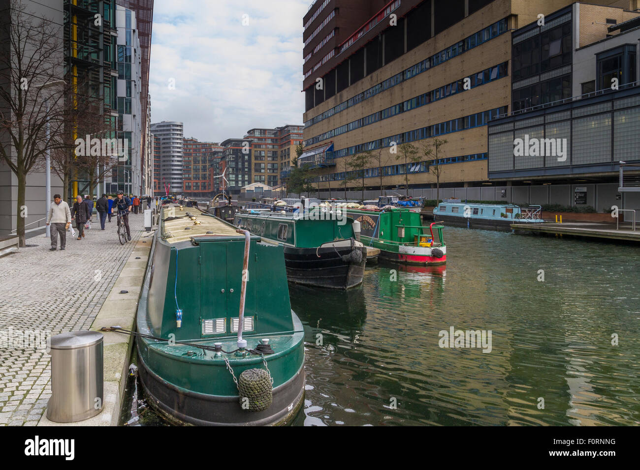 Schmalboote auf dem Grand Union Canal Regents Canal in der Nähe des Paddington Basin, Paddington, London Stockfoto