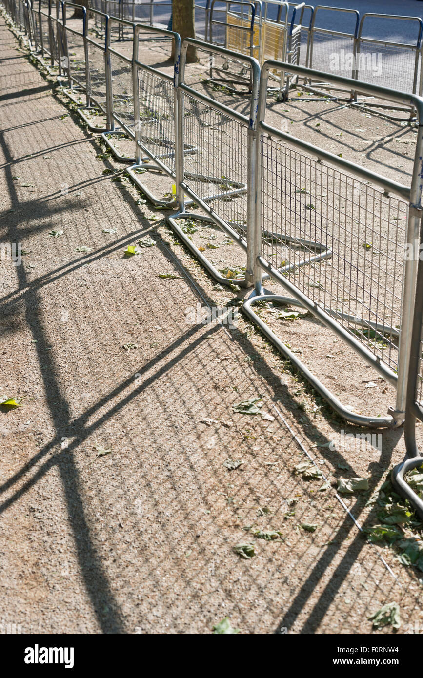 Personenleitsysteme auf der Mall in London Stockfoto