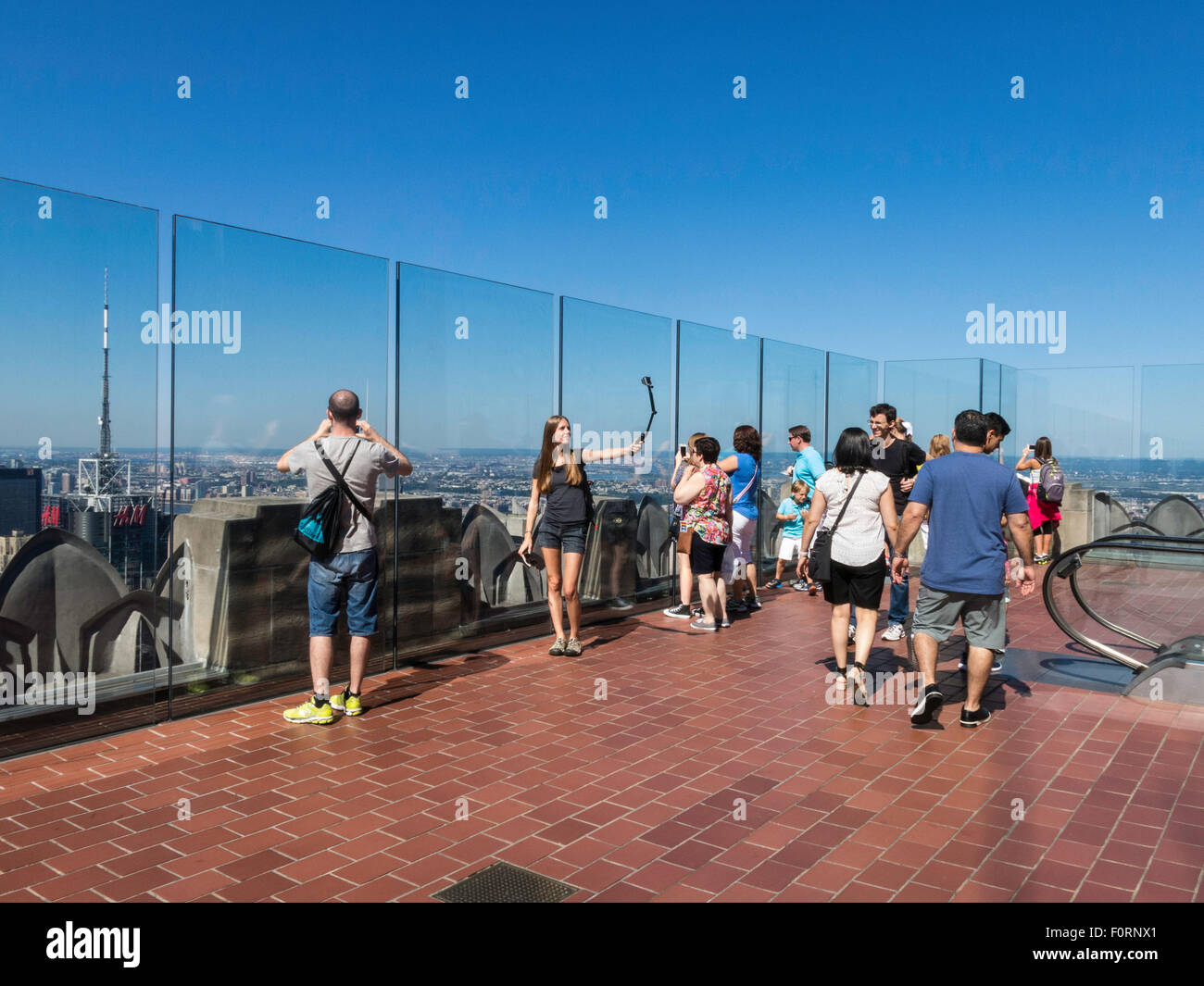 Touristen am oberen Rand der Rock Observation Deck, Rockefeller Center, NYC, USA Stockfoto