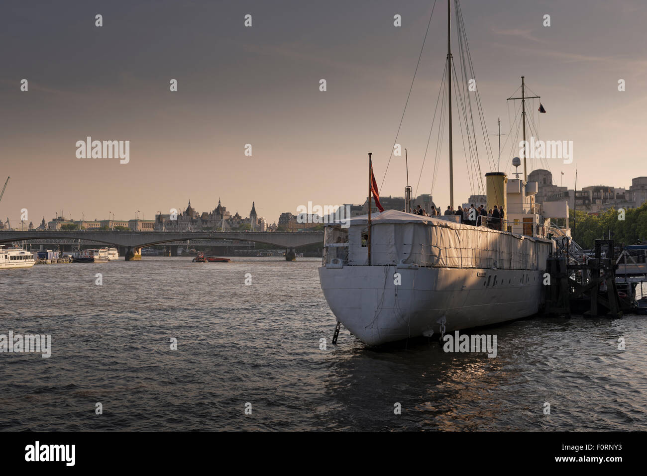 Gäste an Bord der HQS Wellington vertäut einem privaten Veranstaltungsort auf der Themse in London Stockfoto