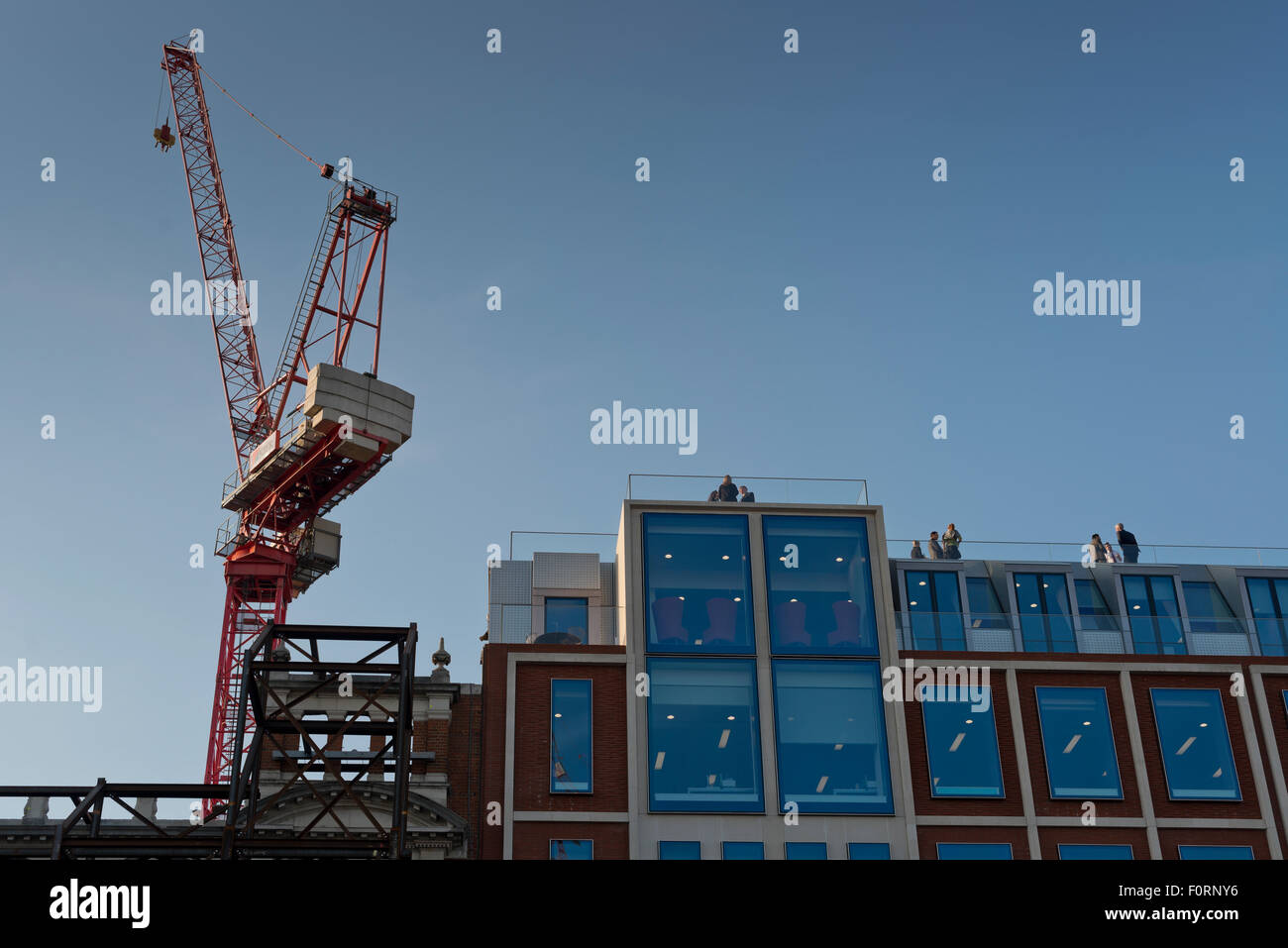 Die Getränke auf einer Dachterrasse auf einen Neubau am Victoria Embankment Stockfoto