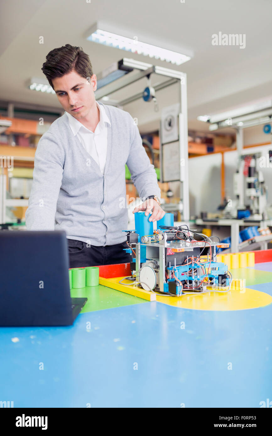 Männliche Elektroingenieur Programmierung eines Roboters während Robotik-Klasse Stockfoto
