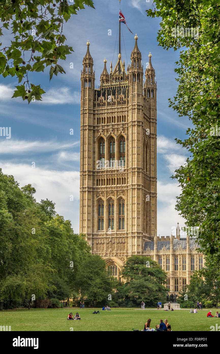 Victoria Tower der höchste Turm im Palace of Westminster, Victoria Tower Gardens, London, Großbritannien Stockfoto