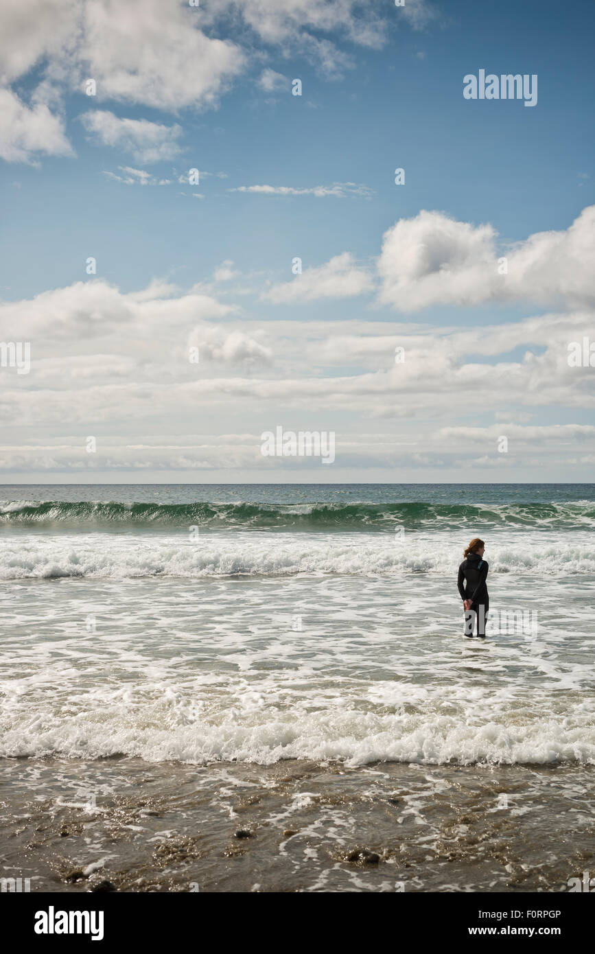 Surflehrer stehen im Meer in einen Taucheranzug Stockfoto