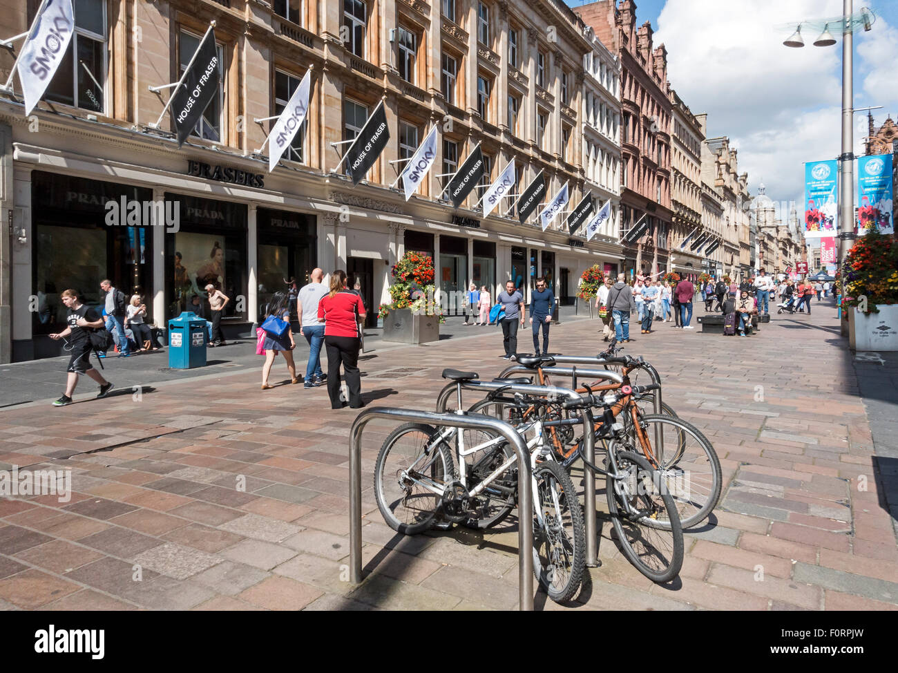 Buchanan Street in Glasgow Schottland mit Zyklus Rack und House of Fraser Schaufenster Stockfoto