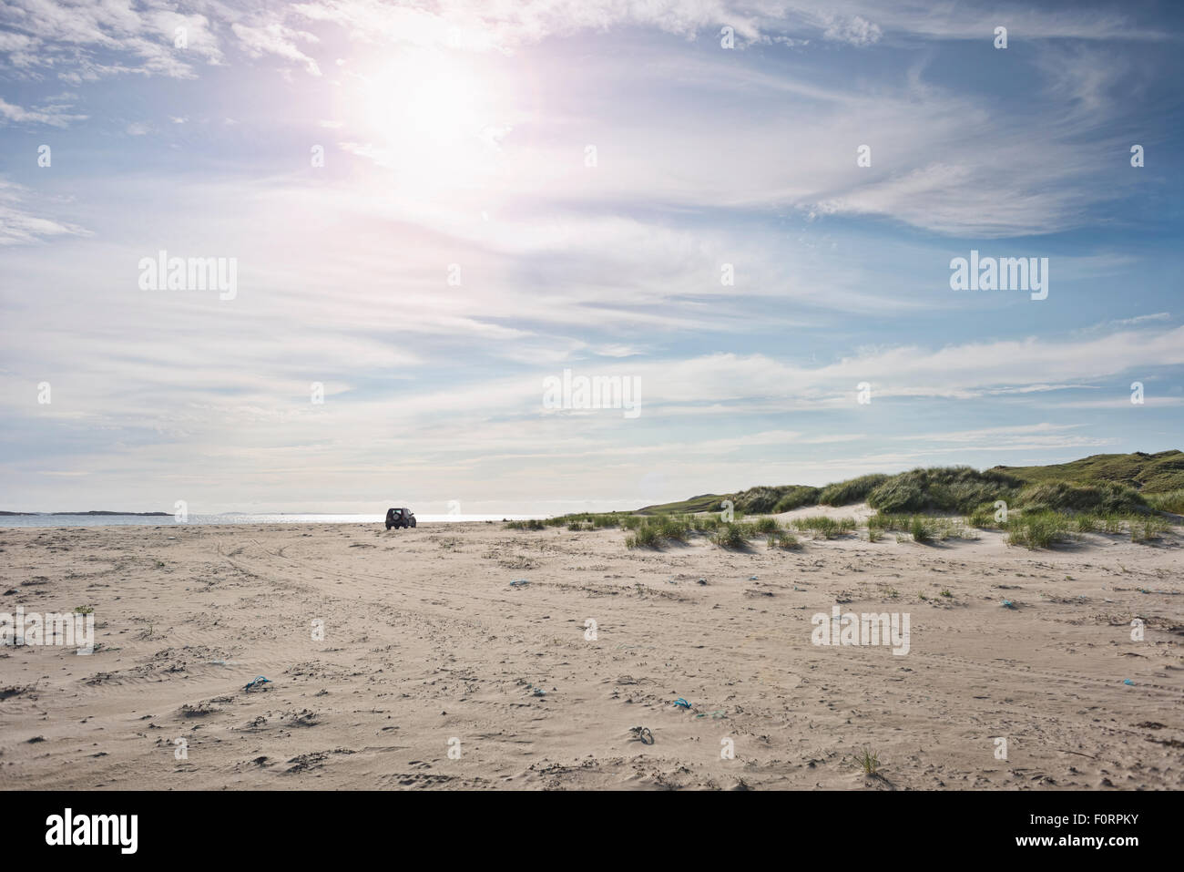 Auto geparkt auf Silver Strand Beach, Thallabawn, Co. Mayo, Irland Stockfoto