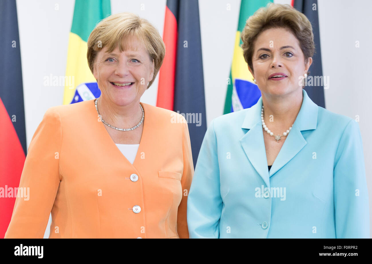 Brasilia, Brasilien. 20. August 2015. Bundeskanzlerin Angela Merkel (L, CDU) wird durch die brasilianische Präsidentin Dilma Rousseff im Planalto Palace in Brasilia, Brasilien, 20. August 2015 empfangen. Foto: Kay Nietfeld/Dpa/Alamy Live News Stockfoto