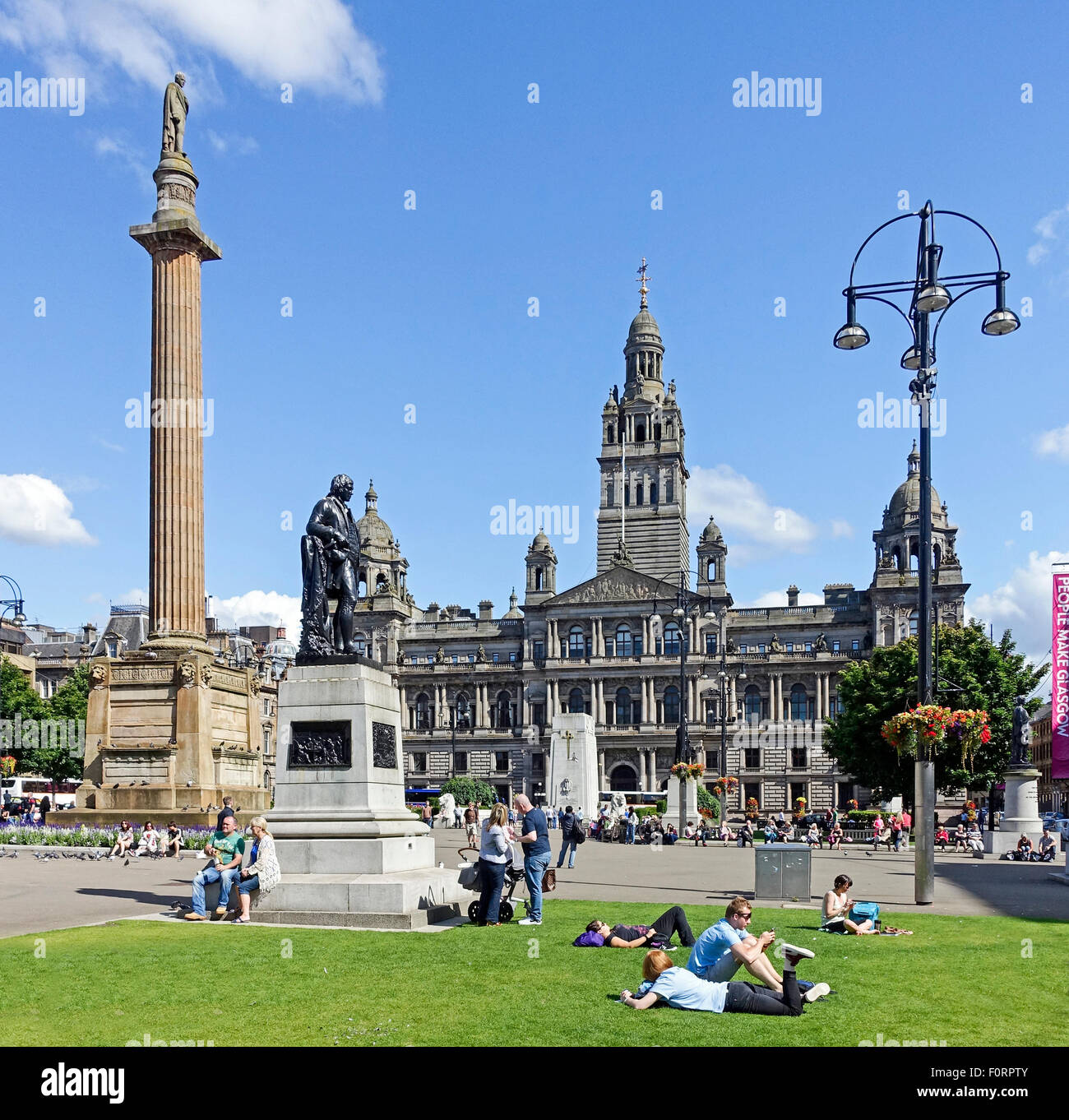 George Square in Glasgow Schottland Denkmal mit Robert Burns und Sir Walter Scott links Stockfoto