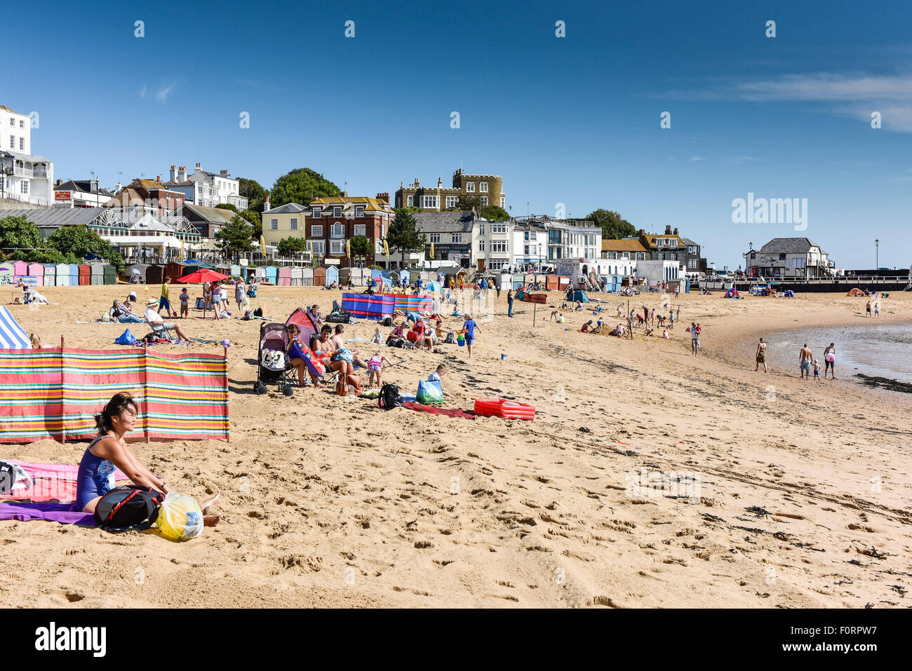 Urlauber am Strand von Viking Bay in Broadstairs, Kent. Stockfoto