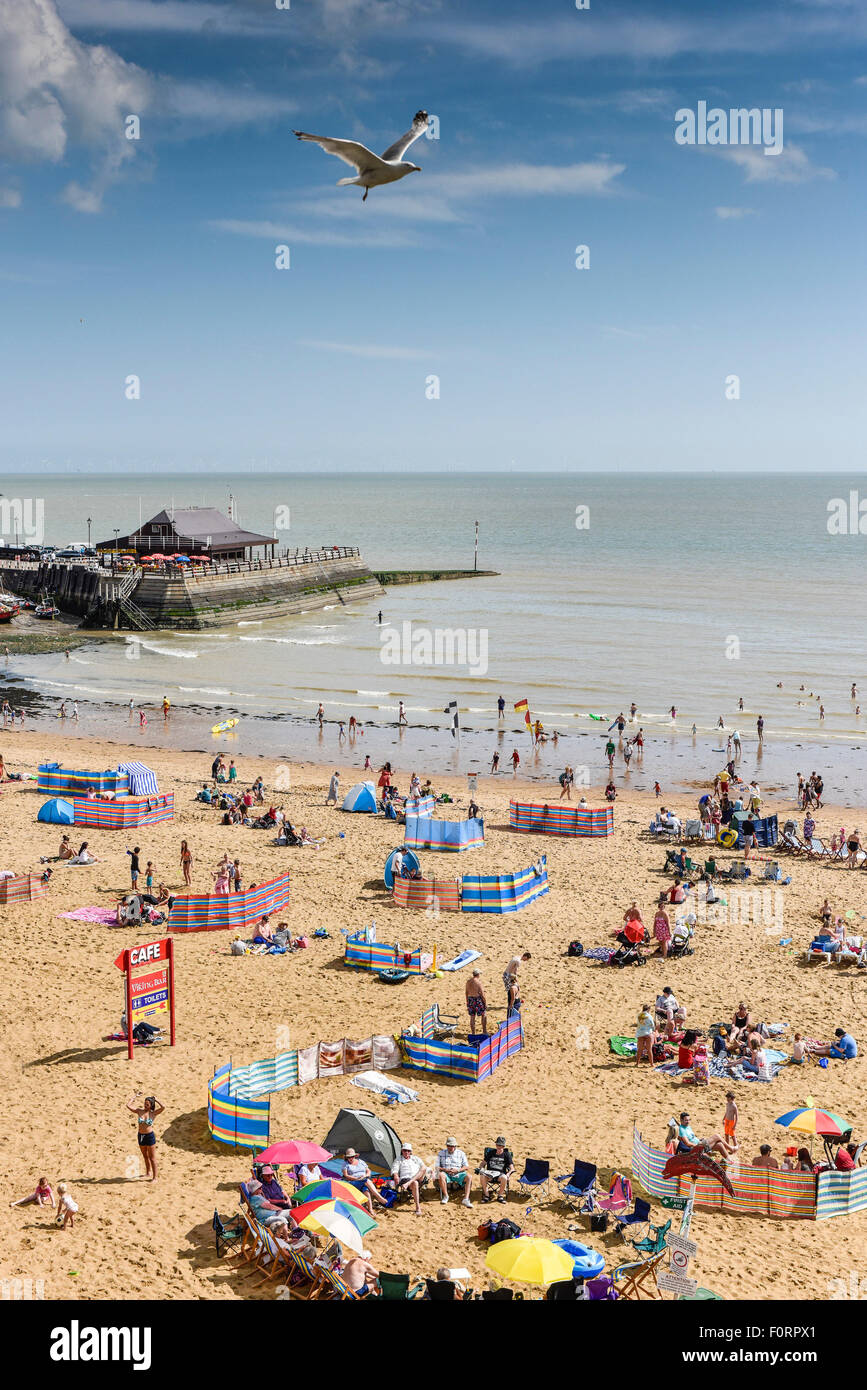 Urlauber am Strand von Viking Bay in Broadstairs, Kent. Stockfoto