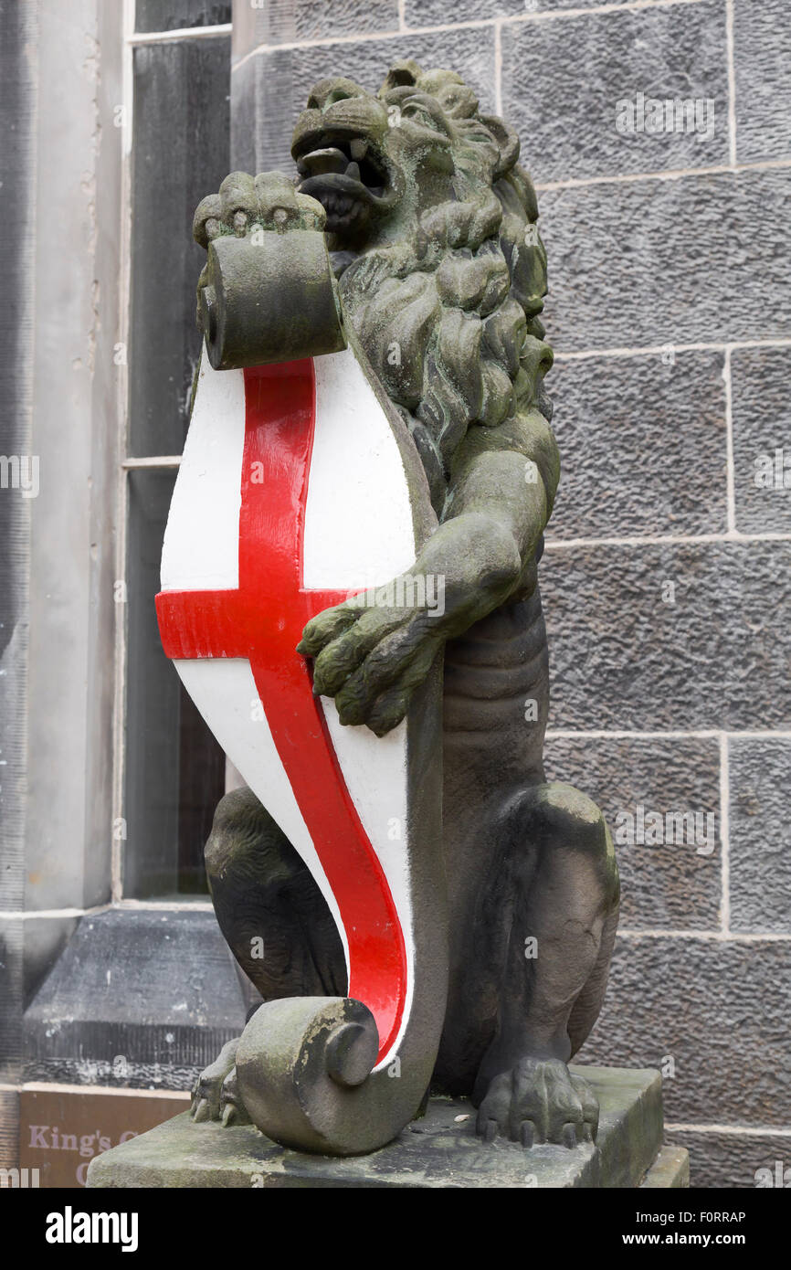 Ein Löwe aus Sandstein mit einem Schild mit englischer Flagge, King's College, University of Aberdeen, Schottland, Großbritannien Stockfoto