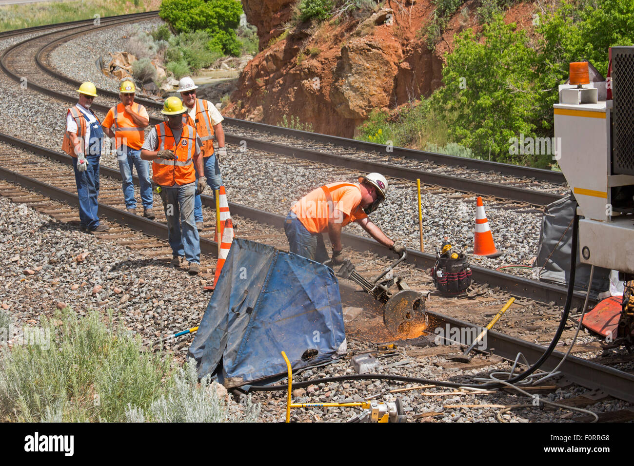 Distel, Utah - A Union Pacific Railroad Wartungsmannschaft Reparaturen Track. Stockfoto