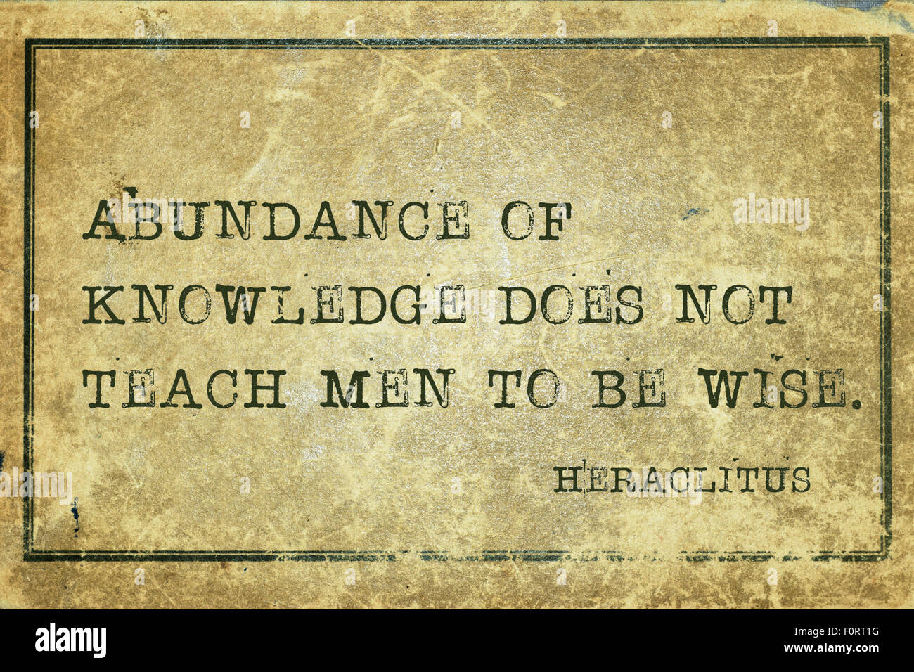 Fülle von Wissen lehrt nicht, Männer klug - der griechische Philosoph Heraclitus Zitat auf Grunge Vintage Karte gedruckt Stockfoto