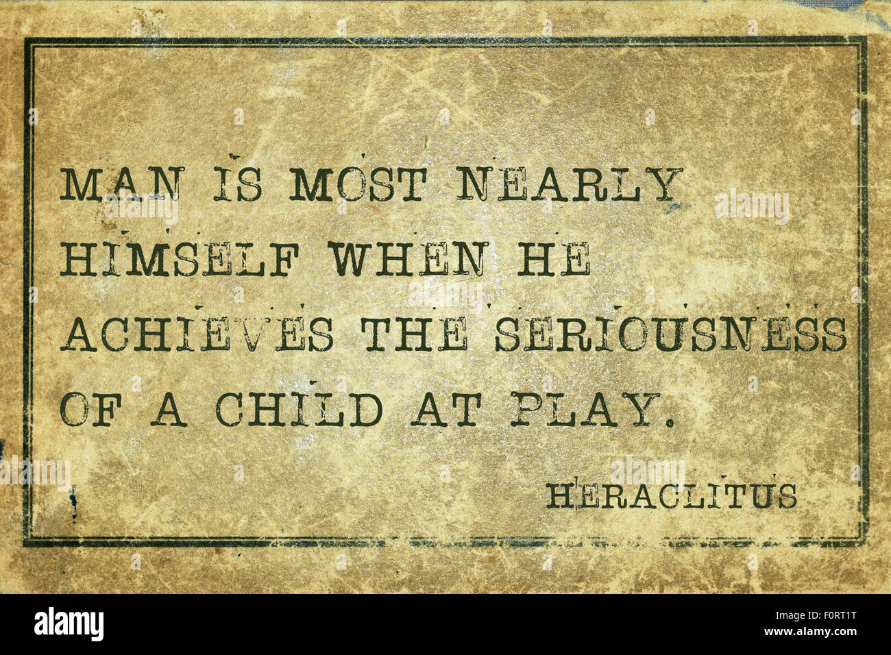 Mann ist fast, selbst wenn - der griechische Philosoph Heraclitus Zitat auf Grunge Vintage Karton gedruckt Stockfoto