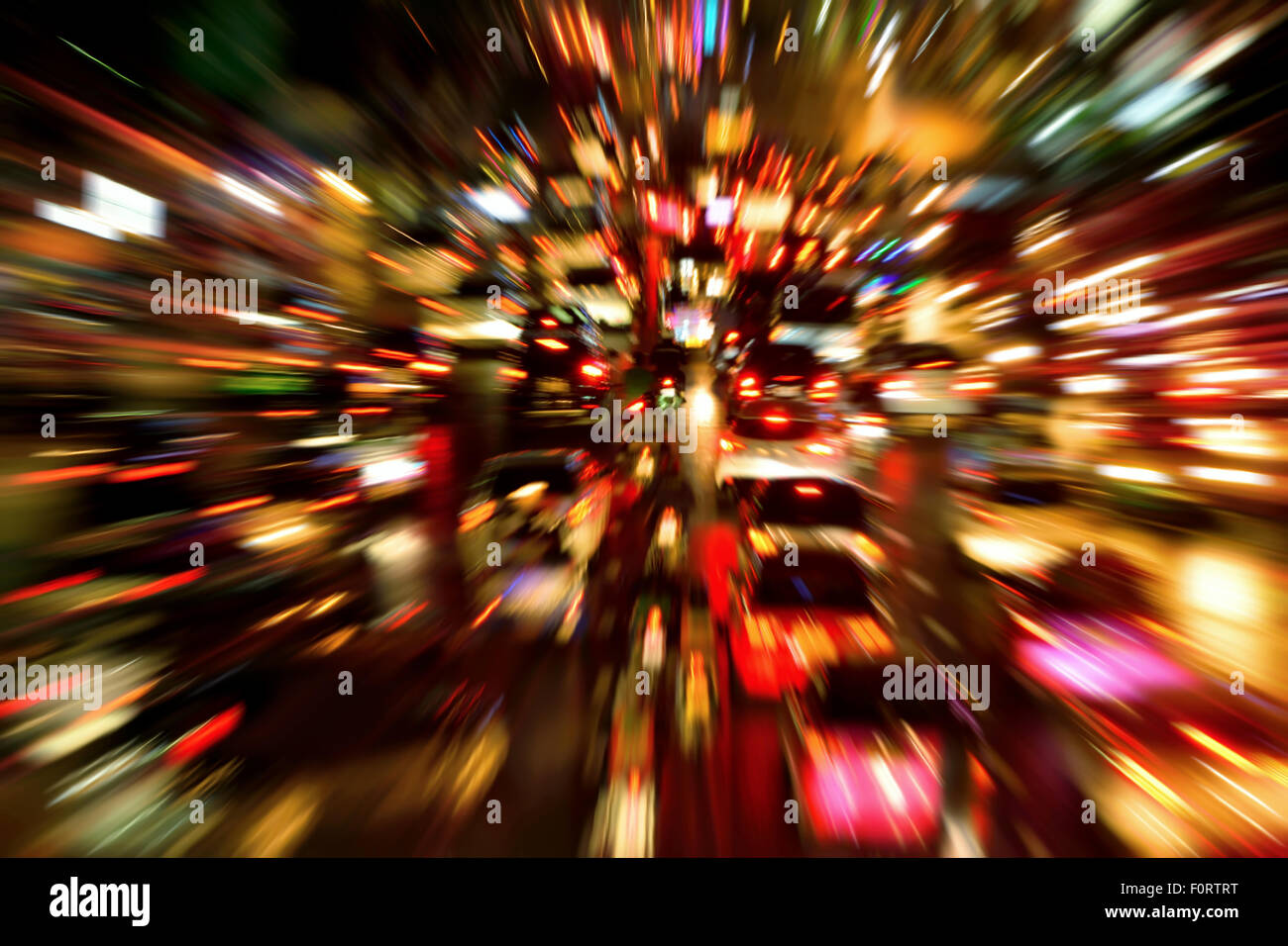 Stau an einer großen Straße in der Stadt, Nachtaufnahme mit dynamischen Unschärfe-Effekt Stockfoto