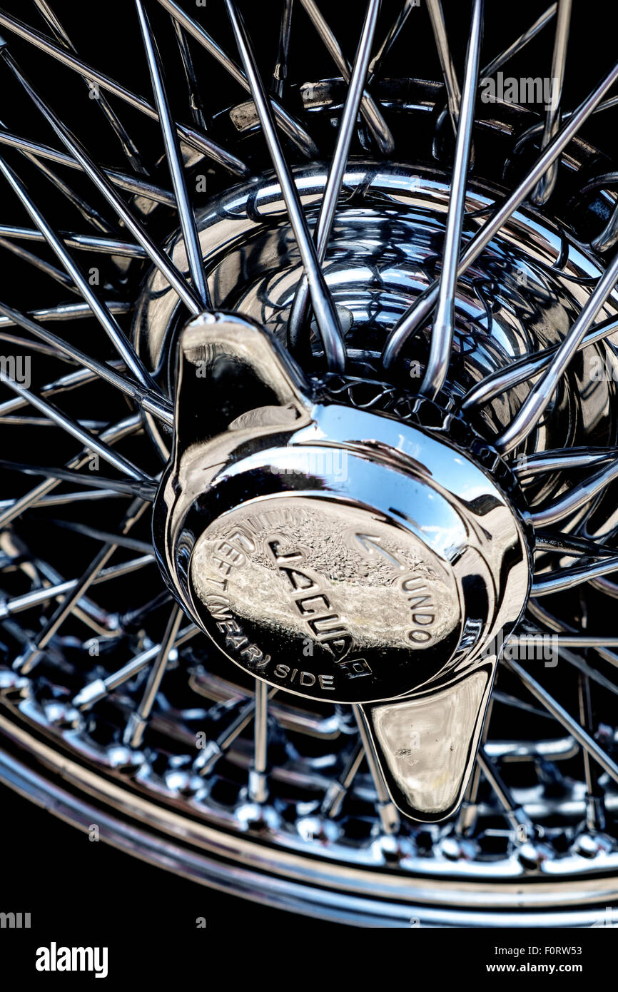 Eine Nahaufnahme Bild von einem Speichenrad aus einem Jaguar E-Typ-Oldtimer Stockfoto