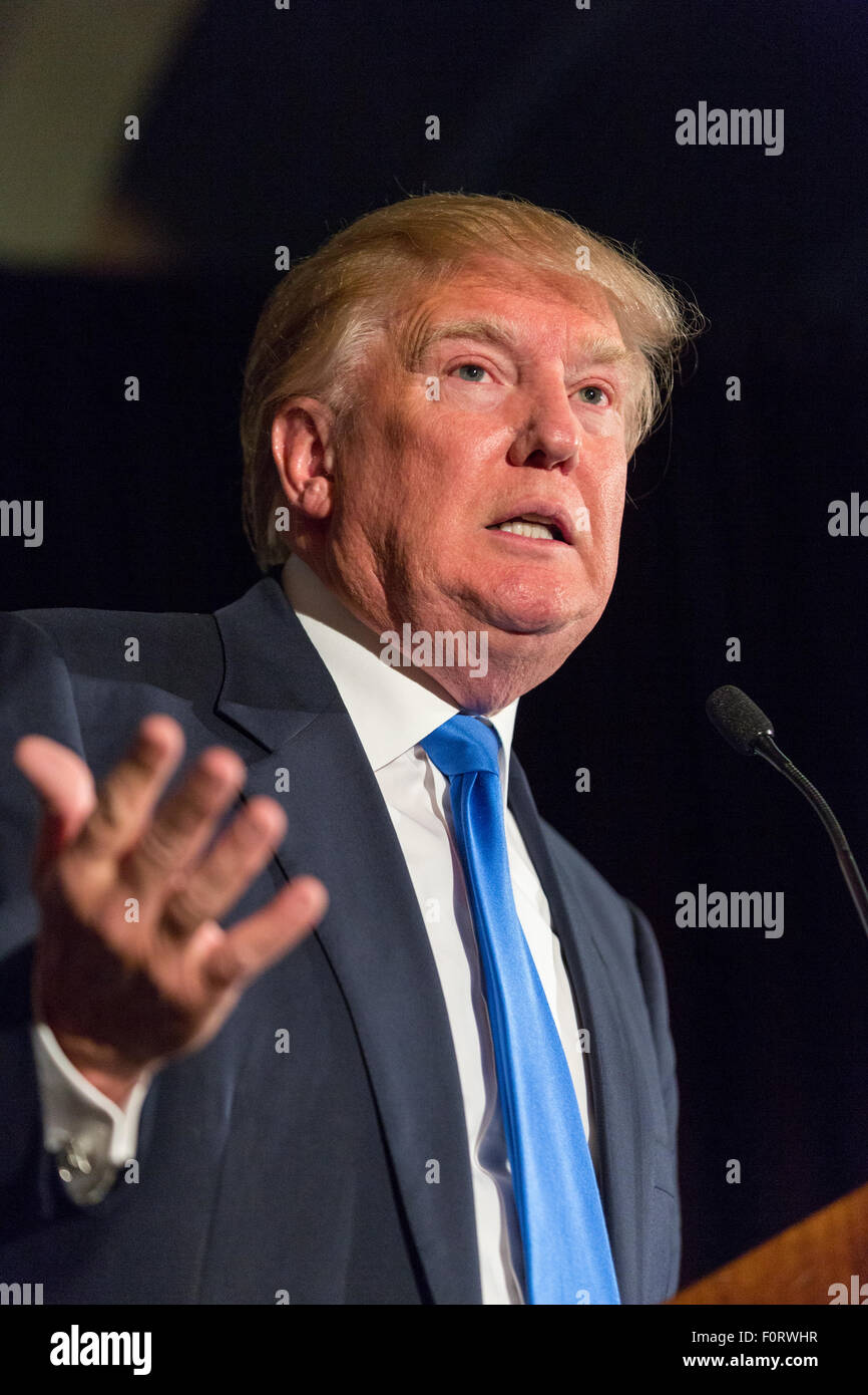 Milliardär und GOP Presidential hoffnungsvollen Donald Trump Adressen der republikanischen Gesellschaft Patriot Abendessen am Citadel Military College 22. Februar 2015 in Charleston, South Carolina. Trump und Senator Tim Scott wurden auf der jährlichen Veranstaltung geehrt. Stockfoto