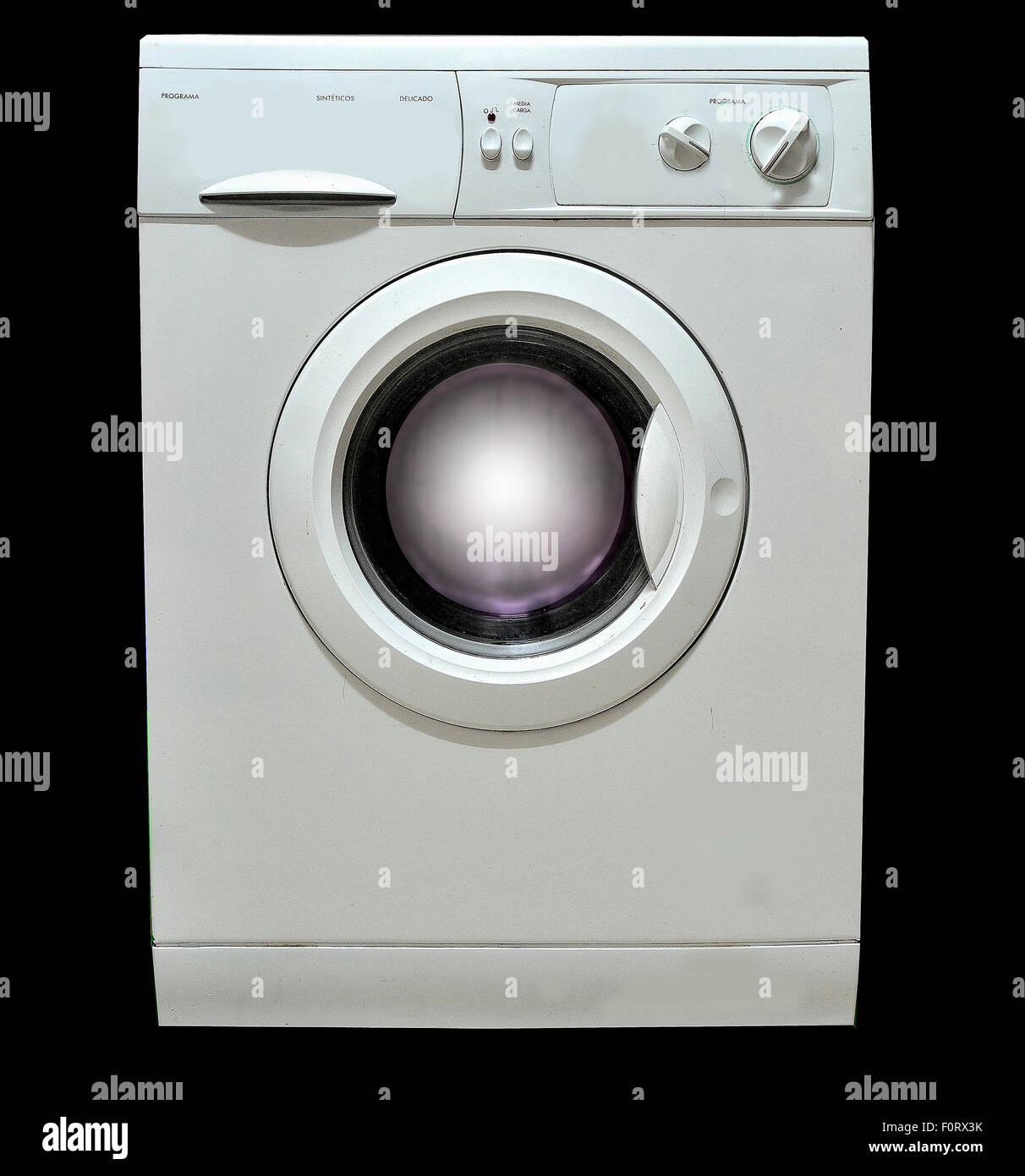 Waschmaschine auf einem schwarzen Hintergrund. Stockfoto