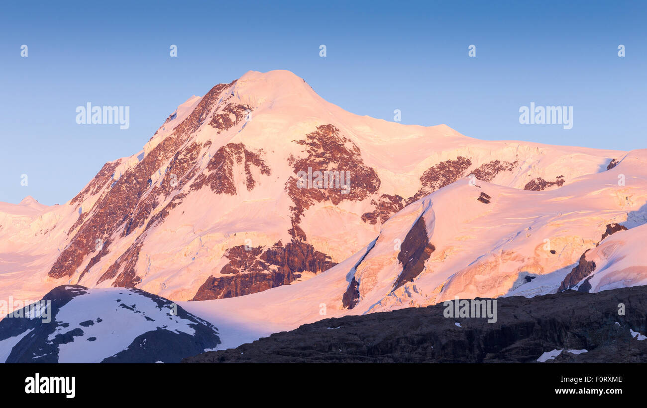 Alpenglow bei Sonnenuntergang auf Monte Rosa. Lyskamm. Blick aus der Schweiz. Alpen. Europa. Stockfoto