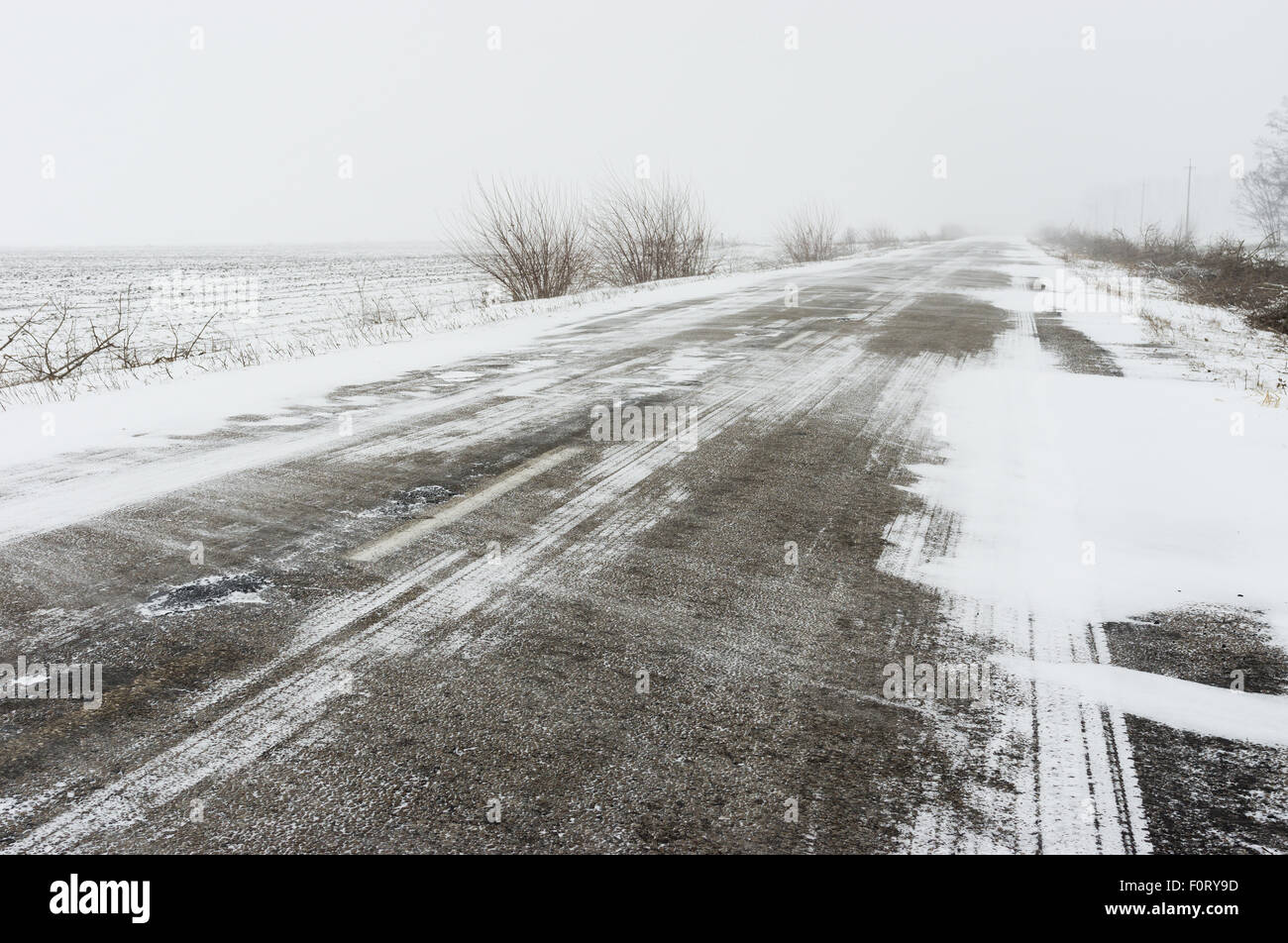 Winterlandschaft mit leeren Autobahn und Schneeverwehungen in der Ukraine Stockfoto