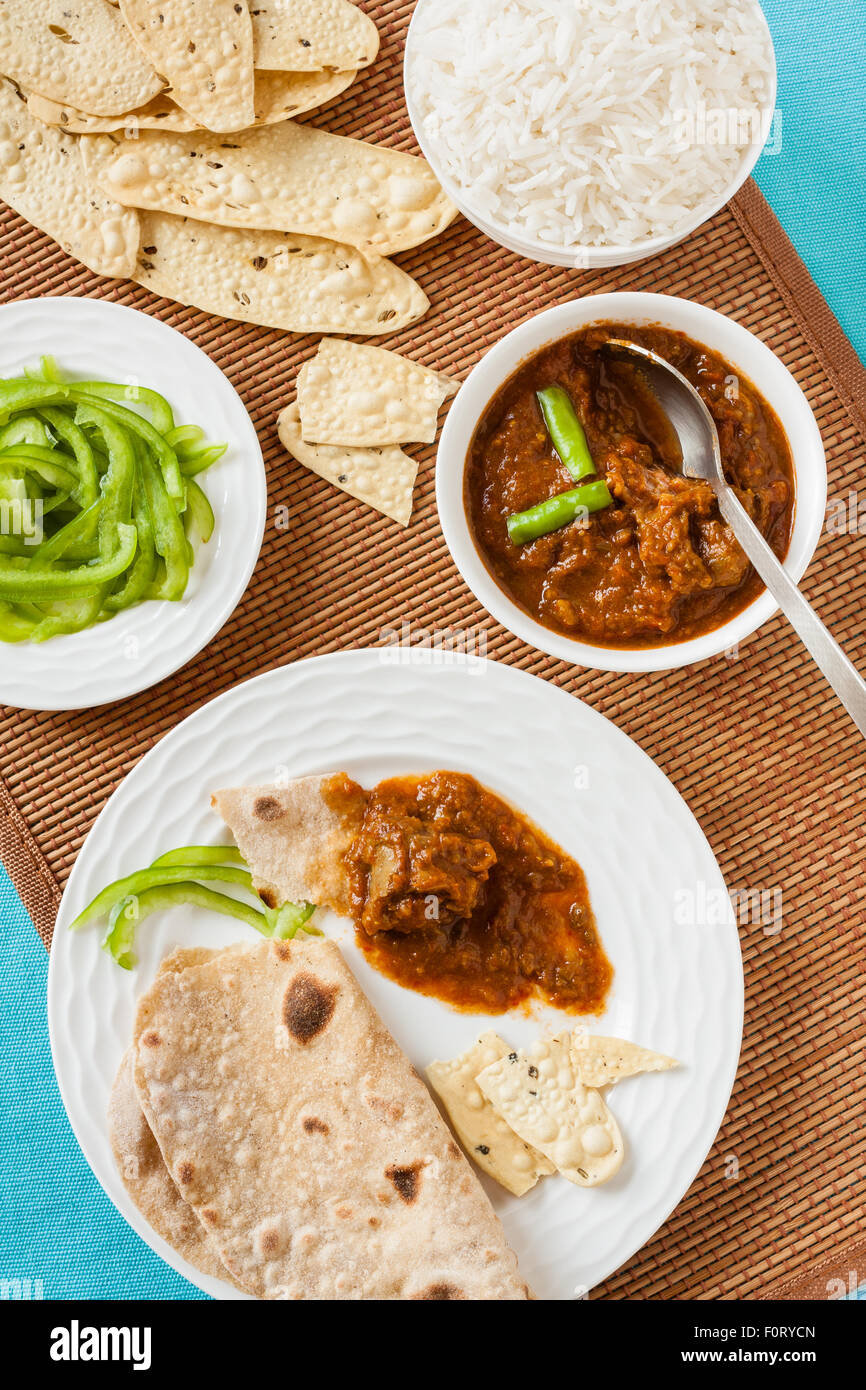 Leckere indische Hammel Rogan Josh Mahlzeit mit Reis und Chapati. Dieses würzige heißen Kashmiri-Gericht verwendet rote Chili (Cayennepfeffer). Stockfoto