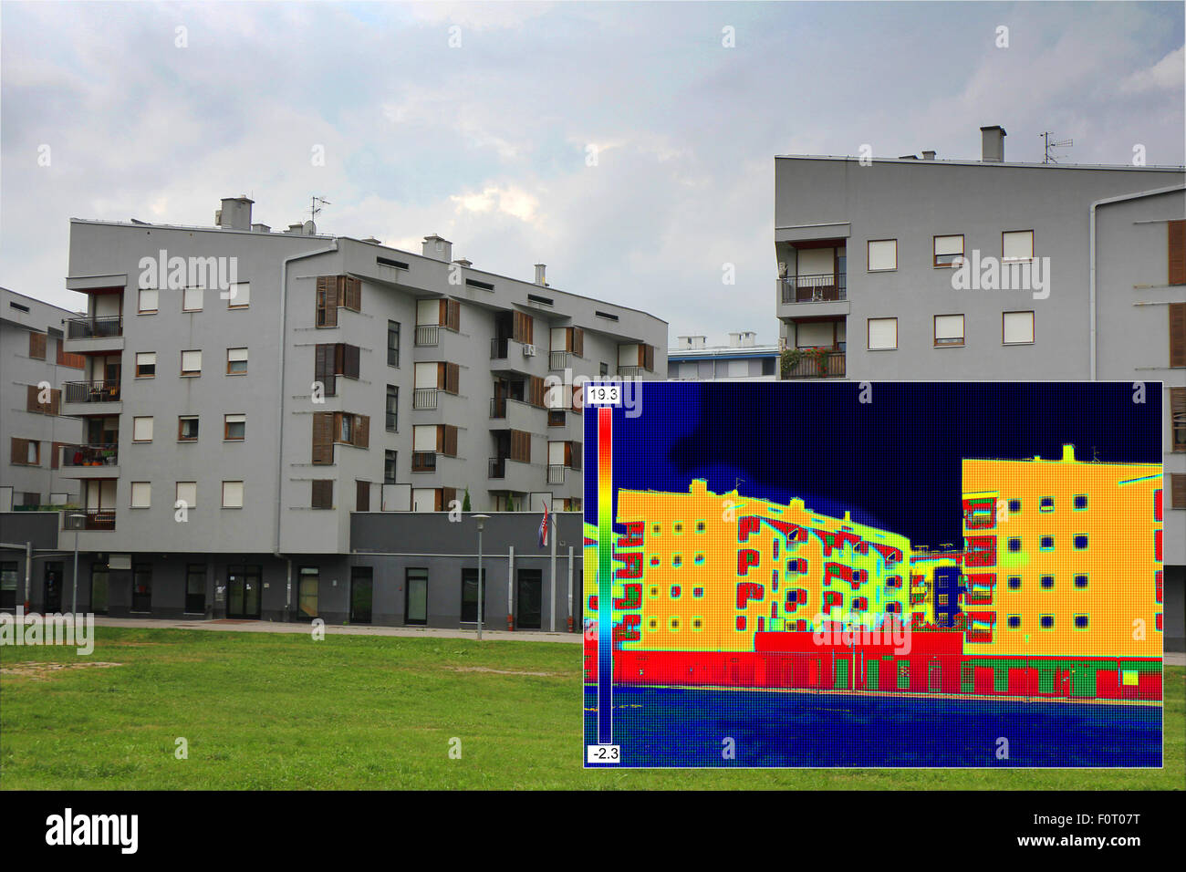 Wohngebäude mit Infrarot-Thermografie-Bild zeigt mangelnde Wärmedämmung Stockfoto
