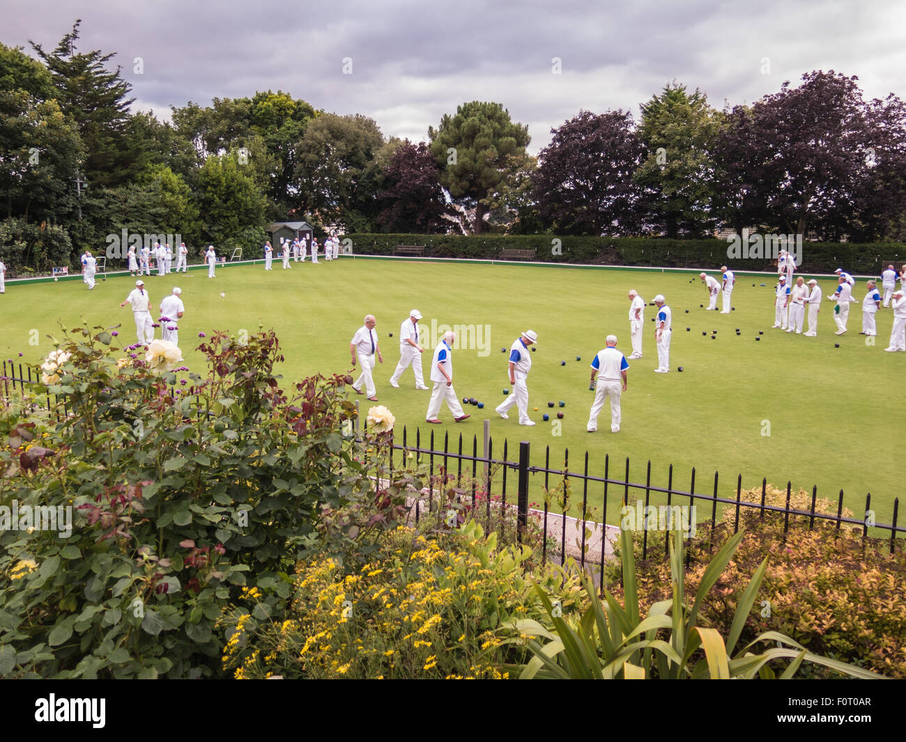 Whitstable, Großbritannien, 20. August 2015. Whitstable Bowlingclub veranstaltet einen Wettbewerb mit Gravesend Herren Veteranen.  Von den kostenlosen Eintrag betrachtet öffentlichen Gärten von Whitstable Schloss. Schalen wurden hier seit 75 Jahren gespielt. Stockfoto