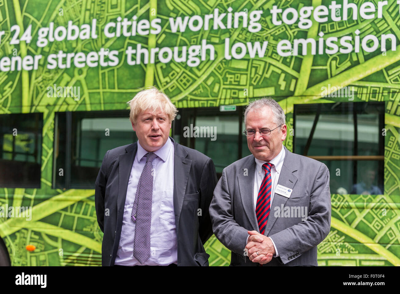 London, UK.  29. Juni 2015.  Der Bürgermeister von London, Boris Johnson, mit London Transport Kommissar Sir Peter Hendy. Stockfoto