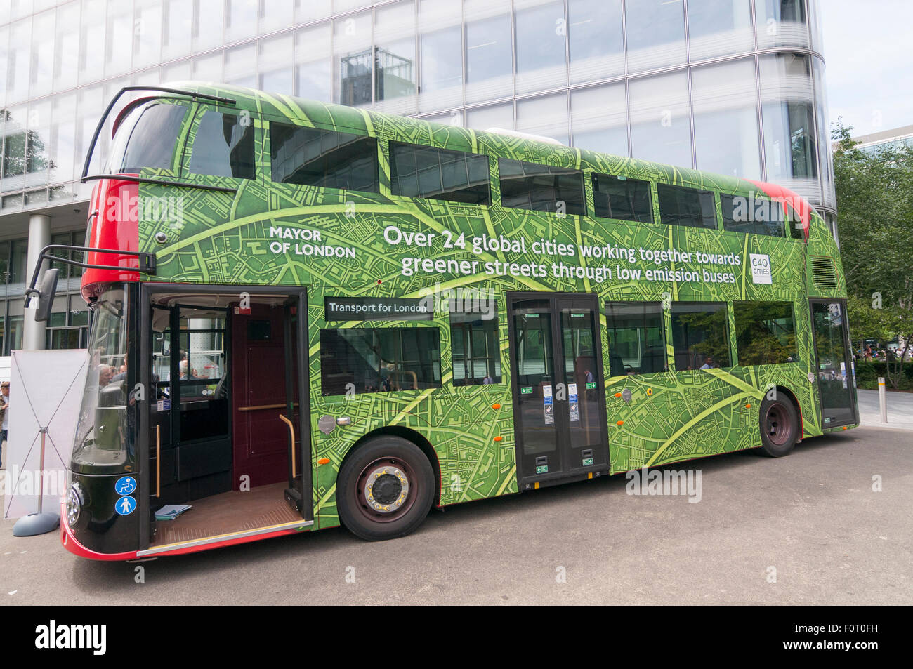London, UK.  29. Juni 2015.  A mock-up eines elektrischen Bus als Teil eines Versuchs, dargestellt von Boris Johnson ins Leben gerufen. Stockfoto