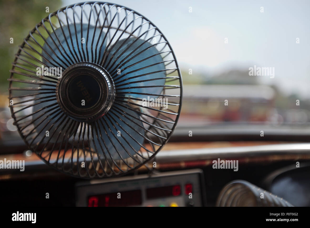Blaue Lüfter in einem Taxi in Mumbai Stockfoto